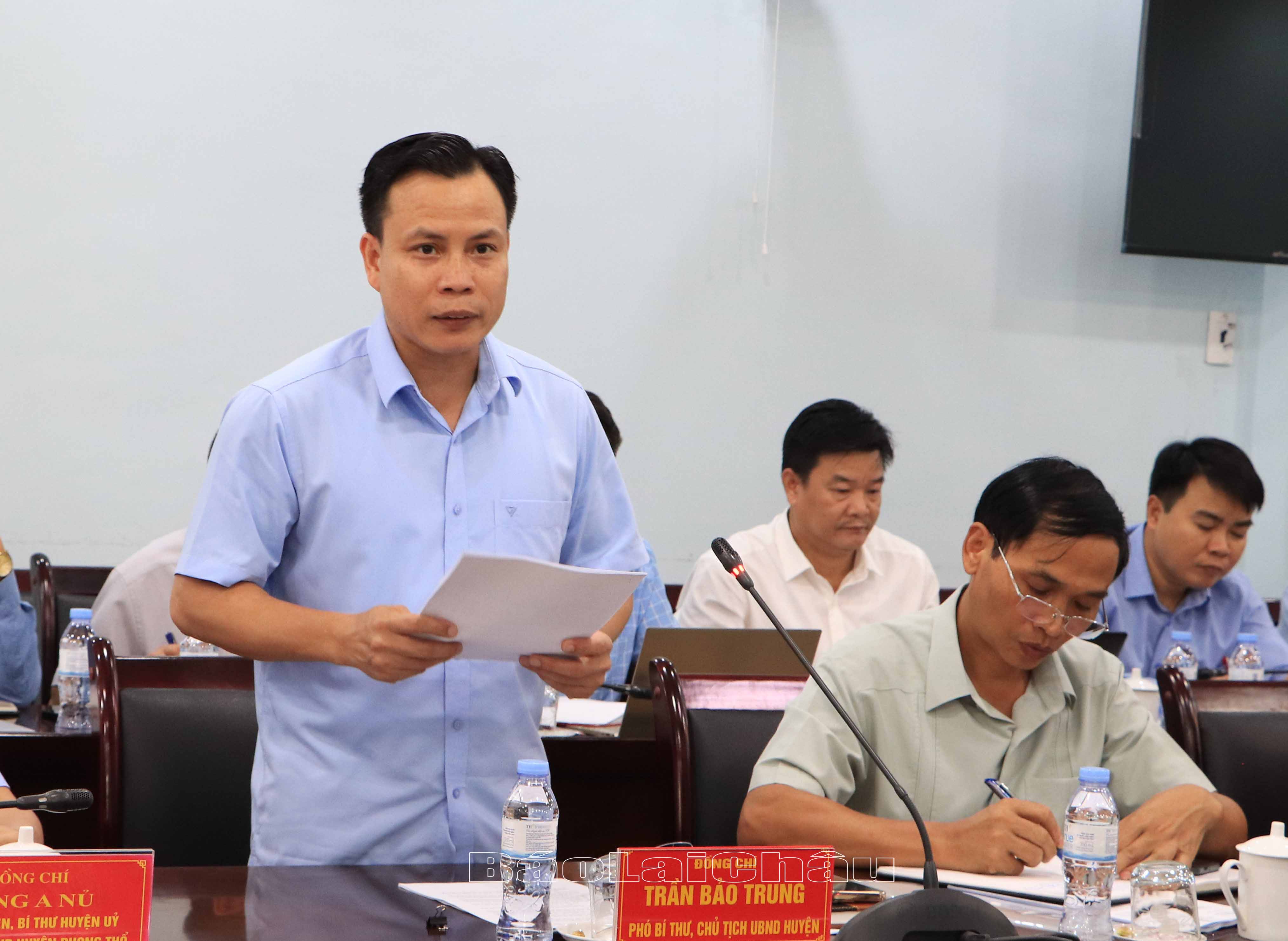 Đồng chí Trần Bảo Trung – Phó Bí thư Huyện ủy, Chủ tịch UBND huyện Phong Thổ báo cáo tình hình thực hiện nhiệm vụ phát triển kinh tế - xã hội trên địa bàn huyện.